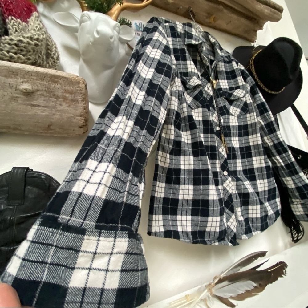 Western plaid flannel shirt w cabin cottage core resort country vibe